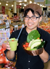 淡路島産の野菜、果物ばかりのスムージーを開発した松岡優司さん＝南あわじ市八木養宜上、美菜恋来屋