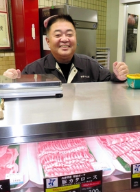 「ひょうご雪姫ポーク」など兵庫県内の精肉を扱う海崎孝一さん＝神戸市東灘区甲南町３、神戸甲南サカヱ屋
