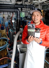 「加古川のノリのおいしさを地元に広めたい」と話す大浜圭右さん＝加古川市尾上町池田