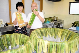 かす漬けの仕込み作業をする清水信夫さん、ミエ子さん＝宍粟市山崎町生谷
