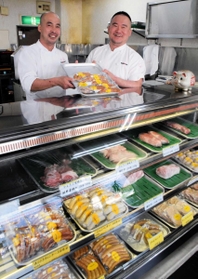 養豚から精肉加工、ソーセージの製造販売を兄弟で手掛ける木村友彦さん（左）、真輔さん＝姫路市北平野２、ファインコスト