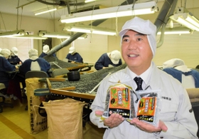 丹波黒の傷や割れを点検する手選（よ）り場。「まだまだ機械は人に及ばない」と話す小田垣昇さん＝丹波篠山市立町、小田垣商店