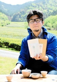 甲子園球場のグラウンドの５倍を超す広大な茶園で育てた「仙霊茶」を手にする野村俊介さん＝兵庫県神河町吉冨