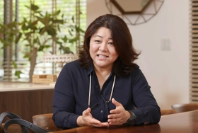 持続可能な成長を意識した食材を食卓に届けているスマイルサークルの岩城紀子社長＝芦屋市業平町（撮影・小林良多）