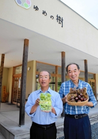 「ゆめの樹野上野」の食堂の前で、育てたシャインマスカットと丹波栗を手にする尾松賢作社長（左）と柳川拓三専務＝丹波市春日町野上野