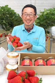 摘みたてのイチゴや加工品を紹介する穴田彰一さん＝加西市大村町、かぐや農園