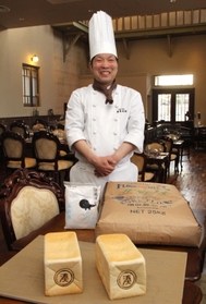 良質な塩や小麦粉を使ったパンをＰＲする鵜鷹絢さん＝姫路市網干区新在家、旧網干銀行湊倶楽部