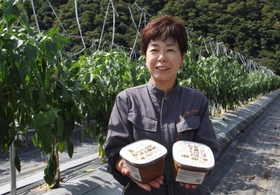 ピーマン畑で「矢田川みそ」を手にする今井裕子さん＝兵庫県香美町村岡区原