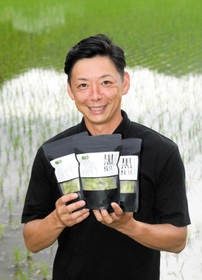 黒大豆枝豆の商品を手にする藤本圭一朗さん＝加西市上万願寺町
