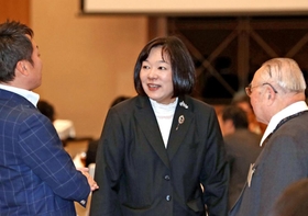 会社創業２０周年のパーティーで出席者と談笑する鯛かおる社長（中央）＝神戸市東灘区向洋町中２（撮影・大森　武）