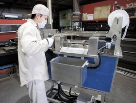 弁当や豆腐などの工場に納入する小型の油ろ過装置。油を循環させて連続的にろ過するのが特長だ（アトラステクノサービス提供）