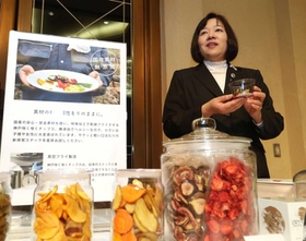 真空フライヤーで作った野菜チップスを手にする鯛かおるさん。風味が凝縮し、長期保存もできる＝神戸市東灘区向洋町中２（撮影・大森　武）
