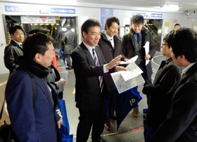 運営を手掛ける機械式立体駐車場に、全国から訪れた不動産関係者らを案内する藤岡義己社長（中央）＝神戸市中央区下山手通２