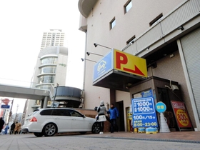 入庫の代行サービスで利用客から車のキーを受け取り、言葉を交わす従業員＝神戸市中央区御幸通８、Ｐ-ＣＬＵＢ国際会館
