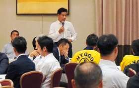 ２０１７年９月の全兵庫経営研究集会で、中小企業の経営課題などを報告する藤岡義己社長＝神戸市中央区港島中町６、神戸ポートピアホテル（兵庫県中小企業家同友会提供）