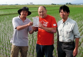 山形県余目町（あまるめまち）の若手農家と交流する川崎恭雄さん（中央）＝２０１６年６月（いづよね提供）