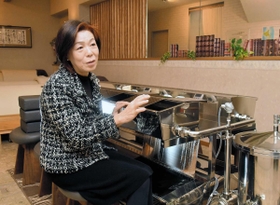 配管敷設の技術力を生かして開発した温浴機について話す関西工事の久木元悦子代表取締役＝尼崎市杭瀬本町１（撮影・後藤亮平）