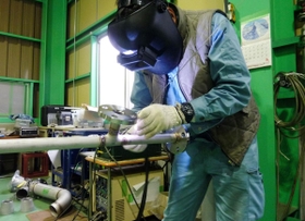 内作工場でパイプを溶接する関西工事の職人。技術力の高さに定評がある＝尼崎市東初島町
