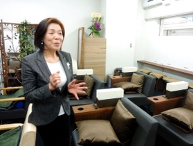 大阪・本町に温熱サロンを開業した関西工事の久木元悦子代表取締役。「体を温める大切さを知ってほしい」と語る＝大阪市中央区船場中央４