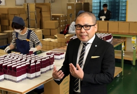 出荷ミスをなくす工夫について説明する吉田宗平社長＝神戸市北区有馬町（撮影・山崎　竜）