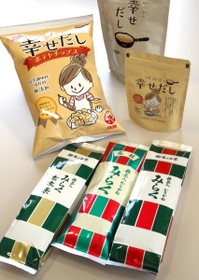 茶葉（手前）や「だし」などの自社製品群＝神戸市北区有馬町（撮影／山崎　竜）