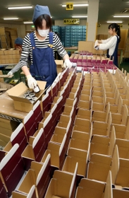 手際よく商品を箱詰めするミラク．の従業員＝神戸市北区有馬町（撮影・山崎　竜）