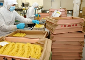 ２０１５年１２月に移転・新設した本社工場。１日に３万食の生パスタを生産する＝淡路市生穂新島