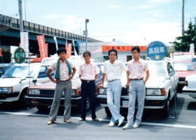 整備士と営業マンを兼務していた頃の松尾章弘代表取締役（右）＝神戸市内（１９８５年ごろ撮影）