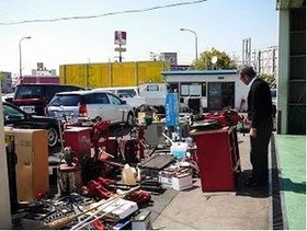 １年間使わなかった備品などを搬出した「環境整備」の初日。創業者の松尾大倫社長（当時）が率先して動いた＝２００７年撮影、同社提供