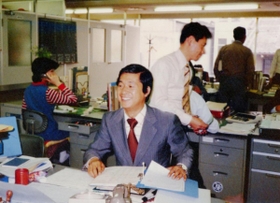三和商工の営業マンだった頃の福井和郎氏＝１９７３年撮影（本人提供）