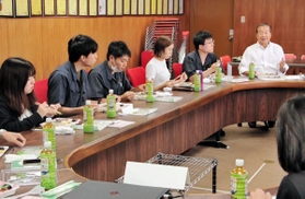 昼食会で従業員らと語り合う福井和郎社長（右奥）＝神戸市長田区苅藻通７、三和テクノ