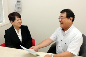 談笑する入江恵子社長と小林孝常務。経営理念を実践して、社会になくてはならない会社を目指す＝明石市貴崎３