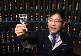 兵庫の地酒を集めた日本酒バー「試」で、杯を掲げる光明兼光本店の内海淳社長＝姫路市南駅前町（撮影・吉田敦史）