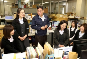 仕事の合間に女性社員と歓談する内海淳社長。トップに就いたのは、前任者の急逝に伴うものだった＝姫路市飾磨区（撮影・大森　武）