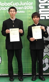 神戸地区から出場し、NIPPON Leagueサッカー部門で優勝したチーム「そよかぜ」の山本遥風君（左）と杉森敬太君＝いずれも４月１日、和歌山市手平２、和歌山ビッグホエール