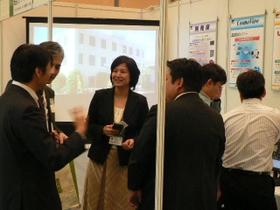 社長就任後まもなく開かれた展示会のブースで説明する藤嶋純子さん（左から３人目）＝神戸市（本人提供）