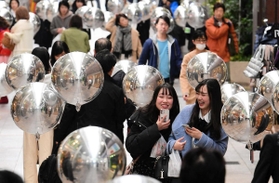 鏡のような風船であふれた三宮ロトンドロンド＝２０１９年１２月２０日、神戸市中央区三宮町２、三宮本通商店街（撮影・秋山亮太）