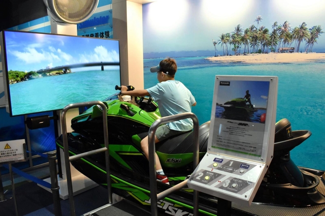 映像を見ながら水上バイクにまたがる体験。ファンからの風を浴び、海上を走ってる気分に＝神戸市中央区波止場町、カワサキワールド
