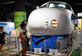 １９８５～２００６年に走行していた０系新幹線車両。運転室に入ることもできる＝神戸市中央区波止場町、カワサキワールド