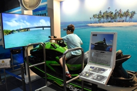 映像を見ながら水上バイクにまたがる体験。ファンからの風を浴び、海上を走ってる気分に＝神戸市中央区波止場町、カワサキワールド