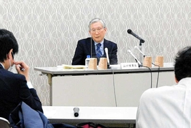 会見で組合長らの解職を説明する山口一史理事長＝３月６日、神戸市東灘区住吉東町４