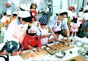 コープこうべが実施した親子料理教室（１９９７年、コープこうべ提供）
