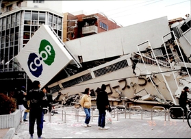 建物の南半分が崩壊し、屋上のタワーサインが落ちたコープこうべ本部ビル＝１９９５年１月、神戸市東灘区（コープこうべ提供）