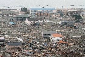 津波で甚大な被害を受けた宮城県石巻市の沿岸部＝２０１１年３月２０日