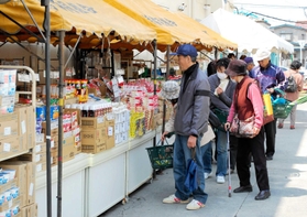 店頭販売を再開したみやぎ生協の石巻大橋店。待ちわびた客が詰めかけた＝２０１１年４月２１日、宮城県石巻市（みやぎ生協提供）