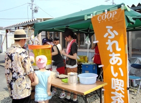 みやぎ生協ボランティアセンターが主催した仮設住宅でのふれあい喫茶＝２０１２年７月、宮城県多賀城市（みやぎ生協提供）