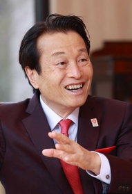 インタビューに答えるパソナグループ代表の南部靖之氏＝淡路市野島常盤、グローバルハブスクエア