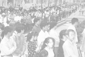 開業初日、神戸ハーバーサーカスには約１２万人が訪れた＝１９９６年４月２８日、神戸ハーバーランド