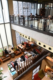 飲食店などが撤退した施設跡を改装して設けられたパソナグループのオフィス。地元採用の人も含めて女性、シニア、外国人と、さまざまな人が働く＝淡路市夢舞台