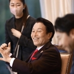 社員に囲まれ「雇用創造の夢」を語る南部靖之氏＝淡路市野島常盤、グローバルハブスクエア